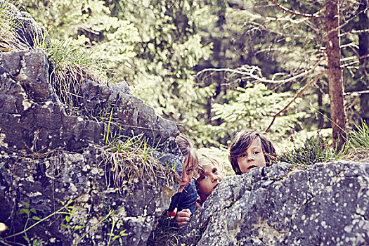 三个孩子,隐藏,后面,石头,树林