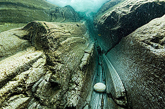 水下视角,瀑布,河,韦尔扎斯卡谷,提契诺河,瑞士,欧洲