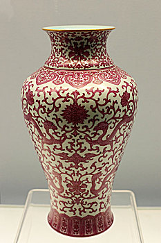 景德镇窑胭脂红釉缠枝螭龙纹瓶,清乾隆