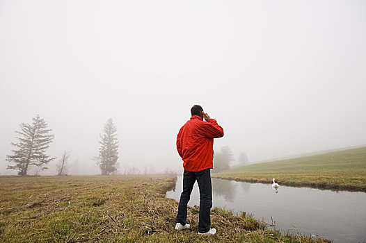 站立,男人,靠近,水塘,交谈,手机,萨尔茨卡莫古特,萨尔茨堡,奥地利