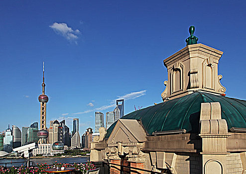 从上海和平饭店南楼,现为斯沃琪和平饭店当代艺术中心,楼顶平台眺望陆家嘴