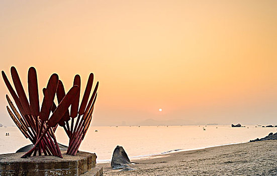厦门环海路地标雕塑与海滨夕阳