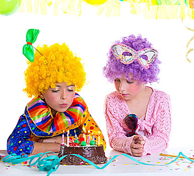 孩子,生日派对,小丑,假发,吹,蛋糕,蜡烛