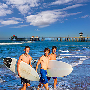 男孩,冲浪,群体,亨丁顿海滩,加利福尼亚