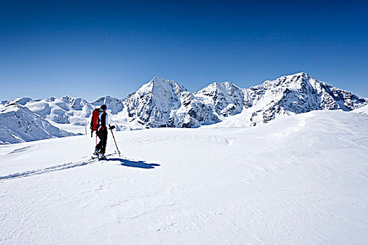 滑雪,旅游,向上,山,冬天,后面,顶峰,南蒂罗尔,意大利,欧洲