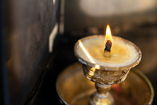 寺院里祈福用的蜡烛