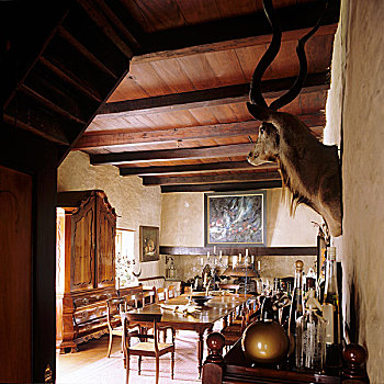 餐厅,南非,郊区住宅,老式,餐桌,木头,梁,天花板,毛绒玩具,迎面,墙壁