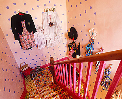 楼梯,遮盖,彩色,墙壁,涂绘,粉色,紫色,斑点,物品,衣服,悬挂,钩
