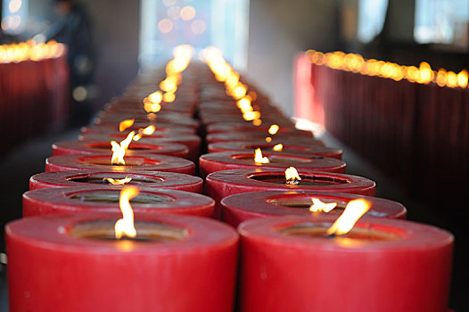 中国佛教寺庙里巨大的红蜡烛阵列
