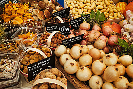 市场货摊,展示,新鲜,蔬菜,洋葱,土豆,胡桃,蘑菇