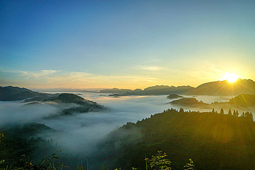 重庆酉阳,雨后白雾满山岗