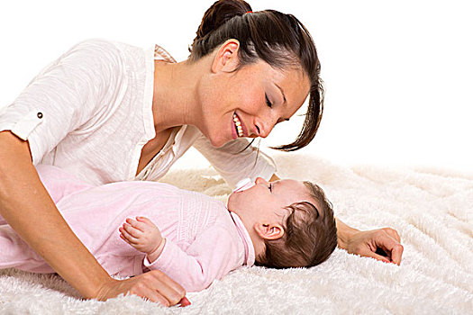 女婴,母亲,卧,高兴,玩,一起,白色背景,毛皮,毯子