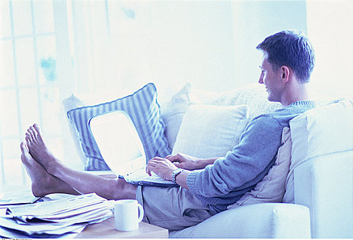男人,坐,沙发,使用笔记本,电脑