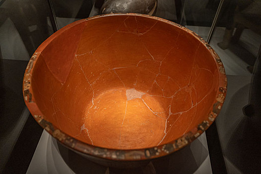 秘鲁阿亚库乔博物馆大型陶碗