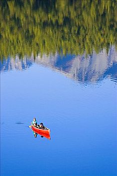 女人,独木舟,长,湖,马塔努损卡河谷,楚加奇国家森林,阿拉斯加,夏天