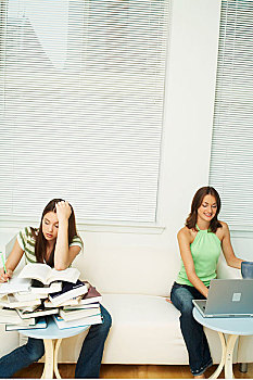 肖像,两个女人,一个,读书,使用笔记本,电脑