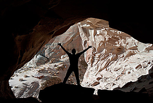 剪影,一个,男人,站立,抬臂,洞穴,峡谷,犹他,美国