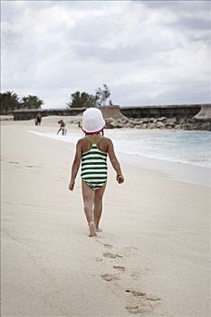 小女孩,走,海滩,天堂岛,巴哈马