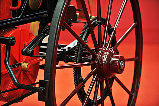 旧式,马车,轮子,正面,红色背景