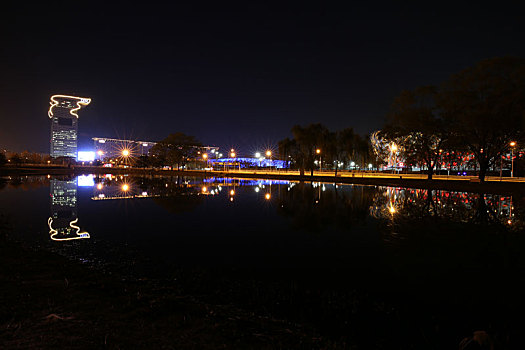 盘古大观夜景倒影