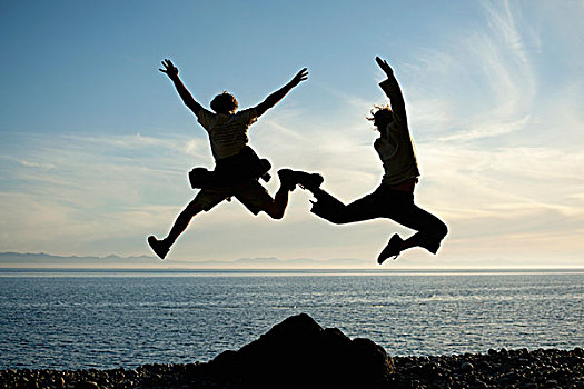 剪影,两个人,跳跃,空中,边缘,温哥华岛,不列颠哥伦比亚省,加拿大