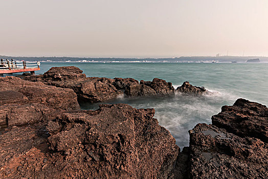 广西涠洲岛鳄鱼山国家地质公园海边的火山岩石