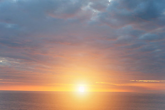 夕阳下的美丽的法国诺曼底海峡