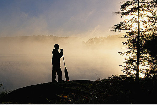 剪影,人,站立,靠近,湖,拿着,桨,雾,安大略省,加拿大