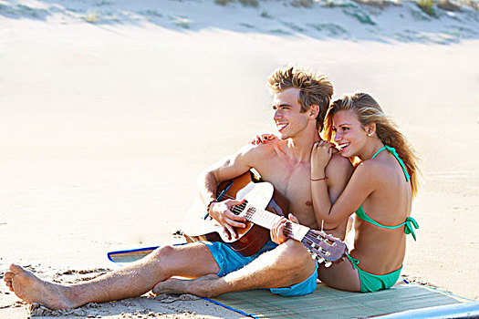金发,坐,夫妇,海滩,沙子,弹吉他,暑假