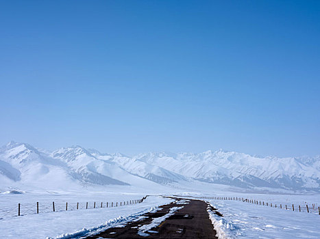 新疆冬季公路