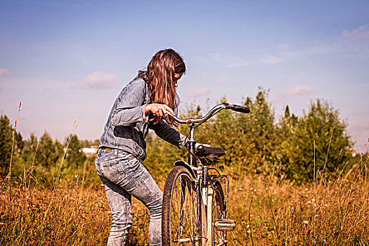 少女,倚靠,骑乘,自行车,地点