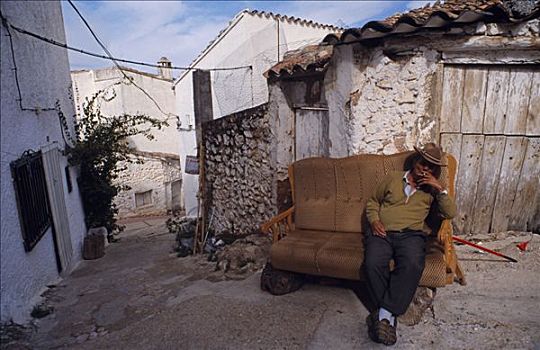 西班牙,安达卢西亚,一个,男人,享受,香烟,沙发,户外,房子