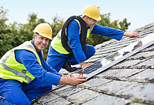 工人,安装,太阳能电池板,房顶