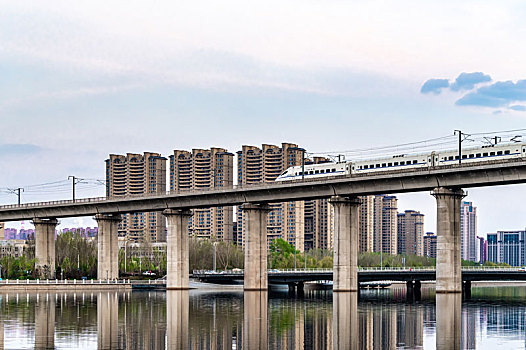 城市与高铁-中国长春伊通河畔景观