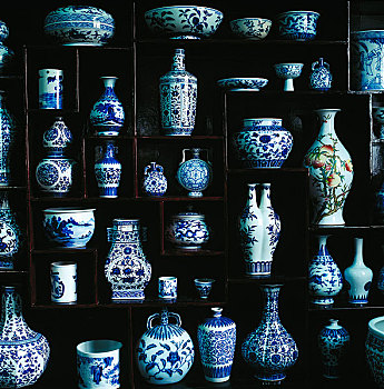 江西省古董架上的青花瓷花瓶