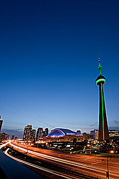 加拿大国家电视塔,罗杰斯中心,家,蓝松鸦,棒球,穹顶,夜晚,市区,多伦多,安大略省,加拿大,照亮,绿灯,体育场,紫红色,灯,嘉甸拿高速公路,光亮