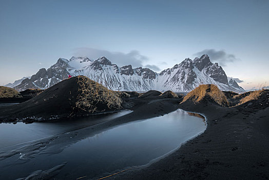 冰岛著名景点蝙蝠山冬季黄昏风光