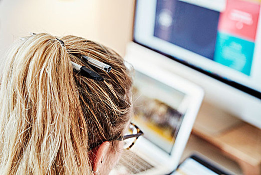 肩部视角,女人,工作区,两个,笔,毛发,笔记本电脑,电脑制图