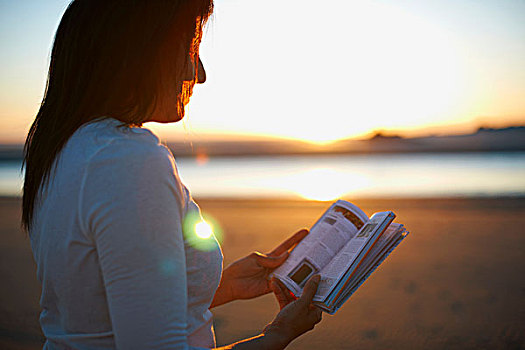 女人,读,书本,佳能海滩,日落,加利福尼亚,美国