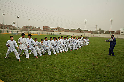 孩子,练习,跆拳道,居民区,郊区,开罗,埃及,五月,2007年