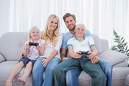 家庭,玩电玩,一起,客厅