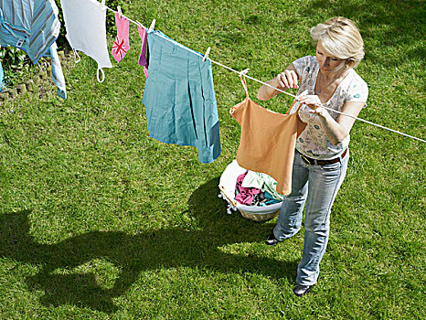 女人,悬挂,衣服,晾衣服
