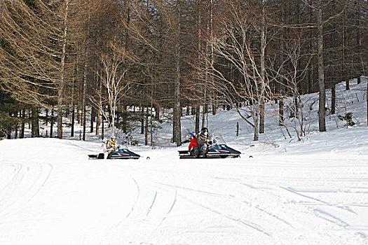 家庭,骑,雪地车