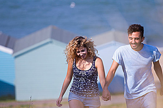 年轻,情侣,握手,海滩小屋,背景