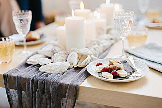 桌子,庆贺,食物,葡萄酒,玻璃杯,盘子,水果,照亮,蜡烛,中心
