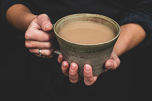 俯拍,特写,手,拿着,绿色,陶器,大杯,茶