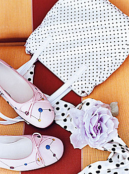白色,手包,粉色,鞋,围巾,50多岁,风格,条纹,背景