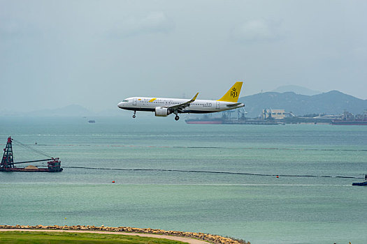 一架文莱皇家航空的客机正降落在香港国际机场
