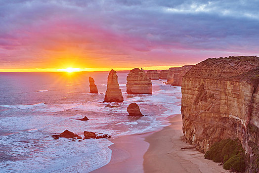 岩石海岸,十二门徒岩,日落,海洋,道路,坎贝尔港国家公园,维多利亚,澳大利亚,大洋洲