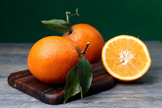 切开的橙子放在木板上